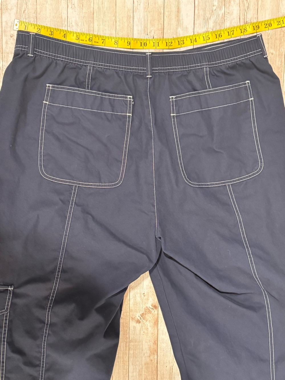 Free Assembly Women's Navy Wide-Leg Cargo Pants with Contrast Stitching - Picture 3 of 8